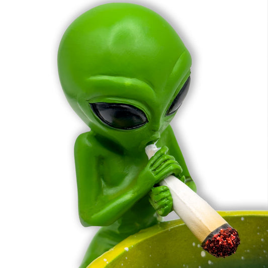 Nahaufnahme Alien-Figur mit detailreichem 3D-Design am Aschenbecher