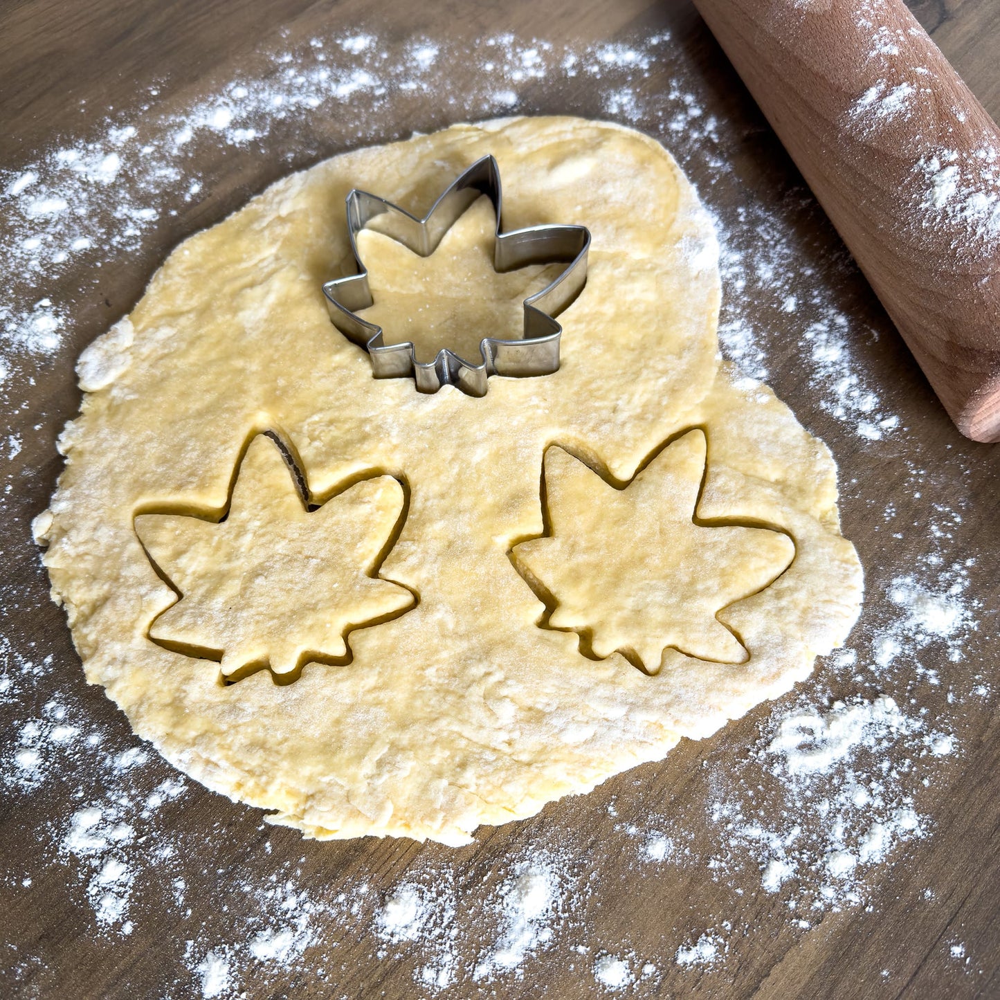 Hanfblatt Ausstechform in Anwendung – ideal für Plätzchen, Fondant oder Deko