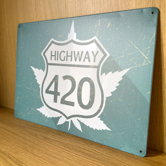 Highway 420 Blechschild als Wanddekoration auf Holzoberfläche