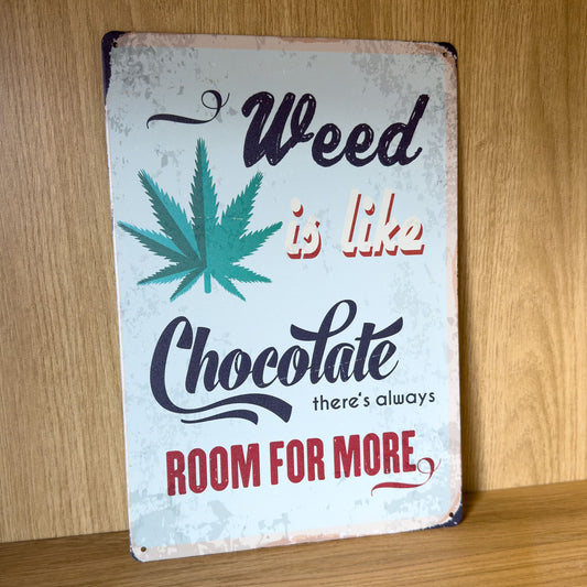 Weed is like Chocolate Blechschild als Wanddekoration auf Holzoberfläche