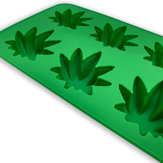 Nahaufnahme der Eiswürfelmulden im Hanfblatt-Design – grüne Form aus Kunststoff