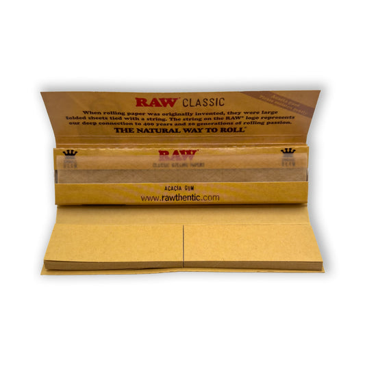 Geöffnetes Heftchen RAW Classic Rolling Papers mit sichtbaren Blättchen und Filter Tips