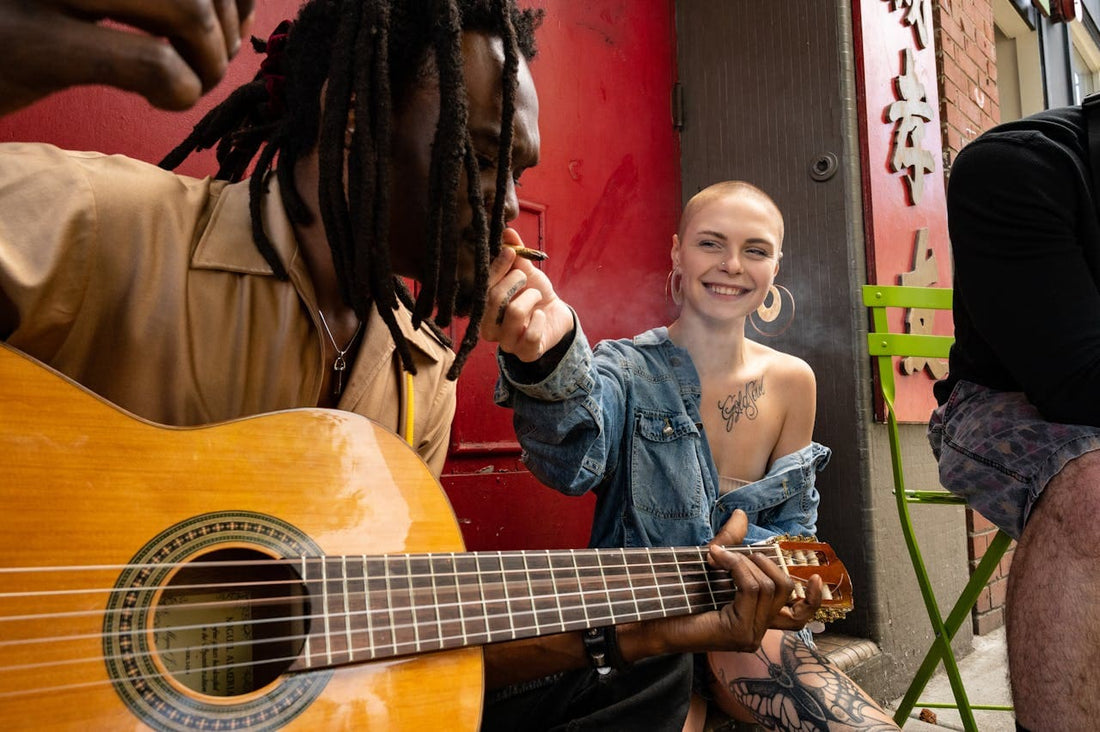 Musiker rauchen Joint und spielen Gitarre
