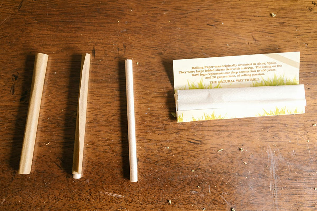 Drei biologisch abbaubare Hanf-Rollpapiere nebeneinander mit ihrer nachhaltigen Verpackung, präsentiert im minimalistischen Stil. Perfekt für umweltbewusste Konsumenten, erhältlich im WeedCheat Online-Shop.