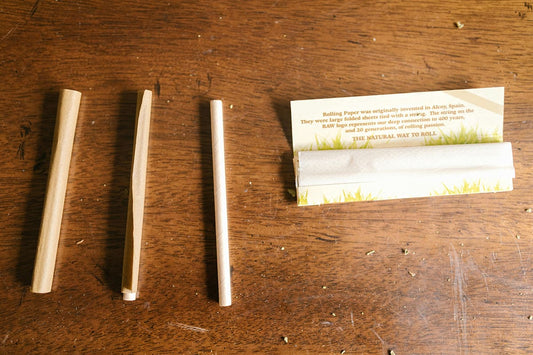 Drei biologisch abbaubare Hanf-Rollpapiere nebeneinander mit ihrer nachhaltigen Verpackung, präsentiert im minimalistischen Stil. Perfekt für umweltbewusste Konsumenten, erhältlich im WeedCheat Online-Shop.