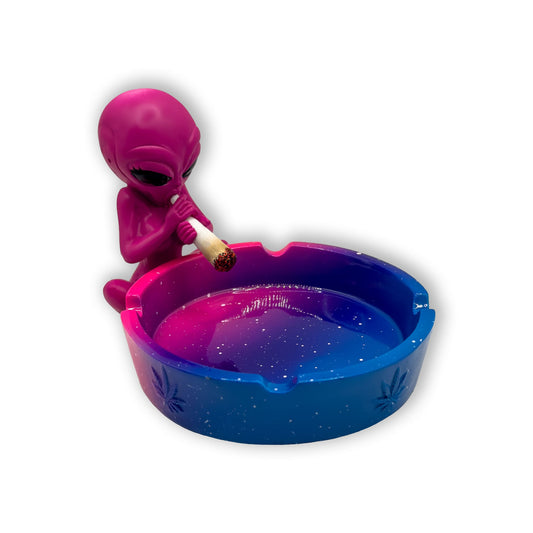 Aschenbecher Alien blau-pink mit 3D-Design, seitliche Ansicht