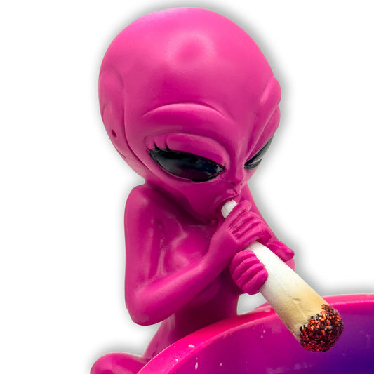 Nahaufnahme Alien-Figur mit detailreichem 3D-Design am Aschenbecher blau-pink